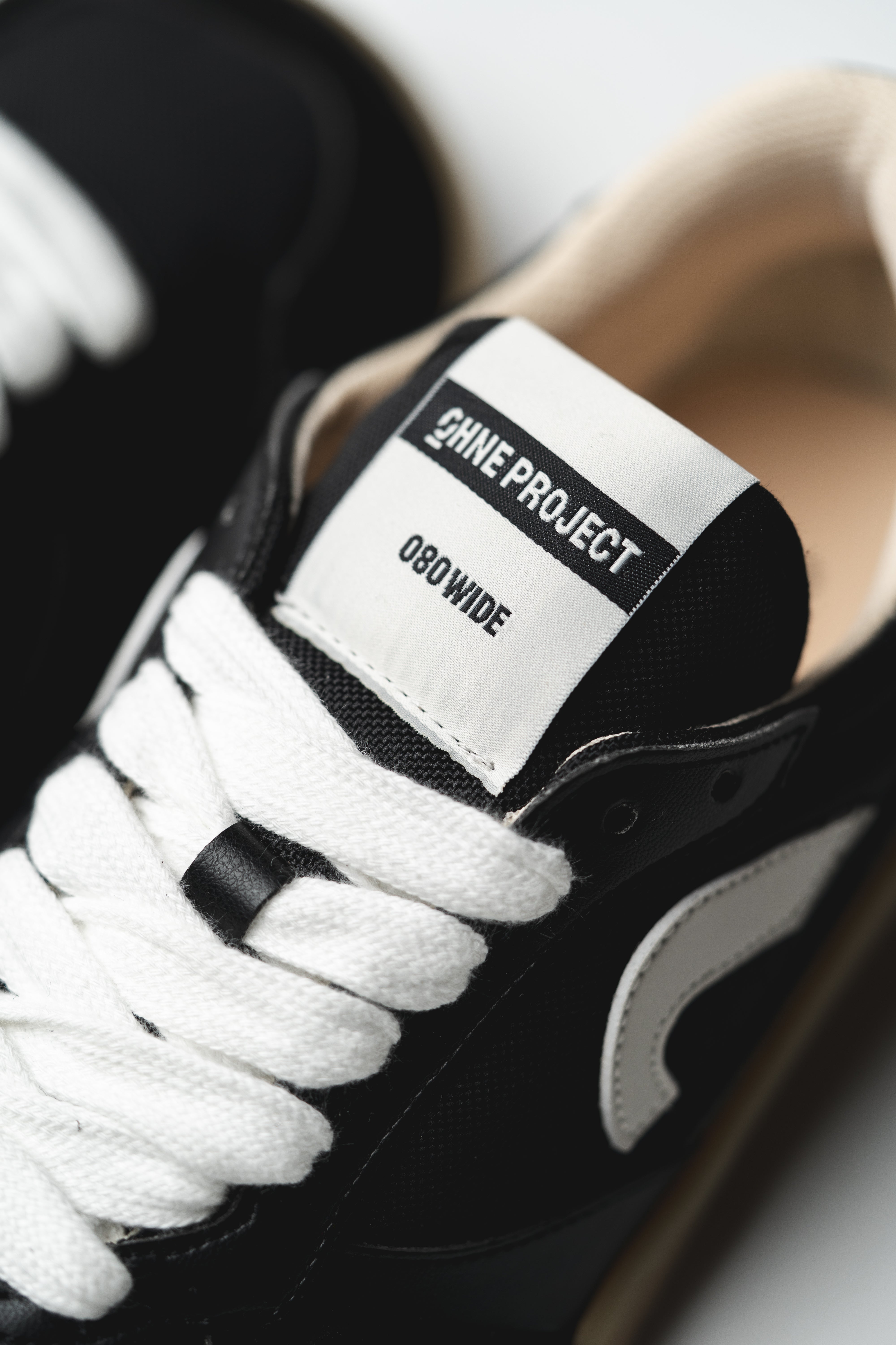 SNEAKER 080 WIDE – BLACK GUM