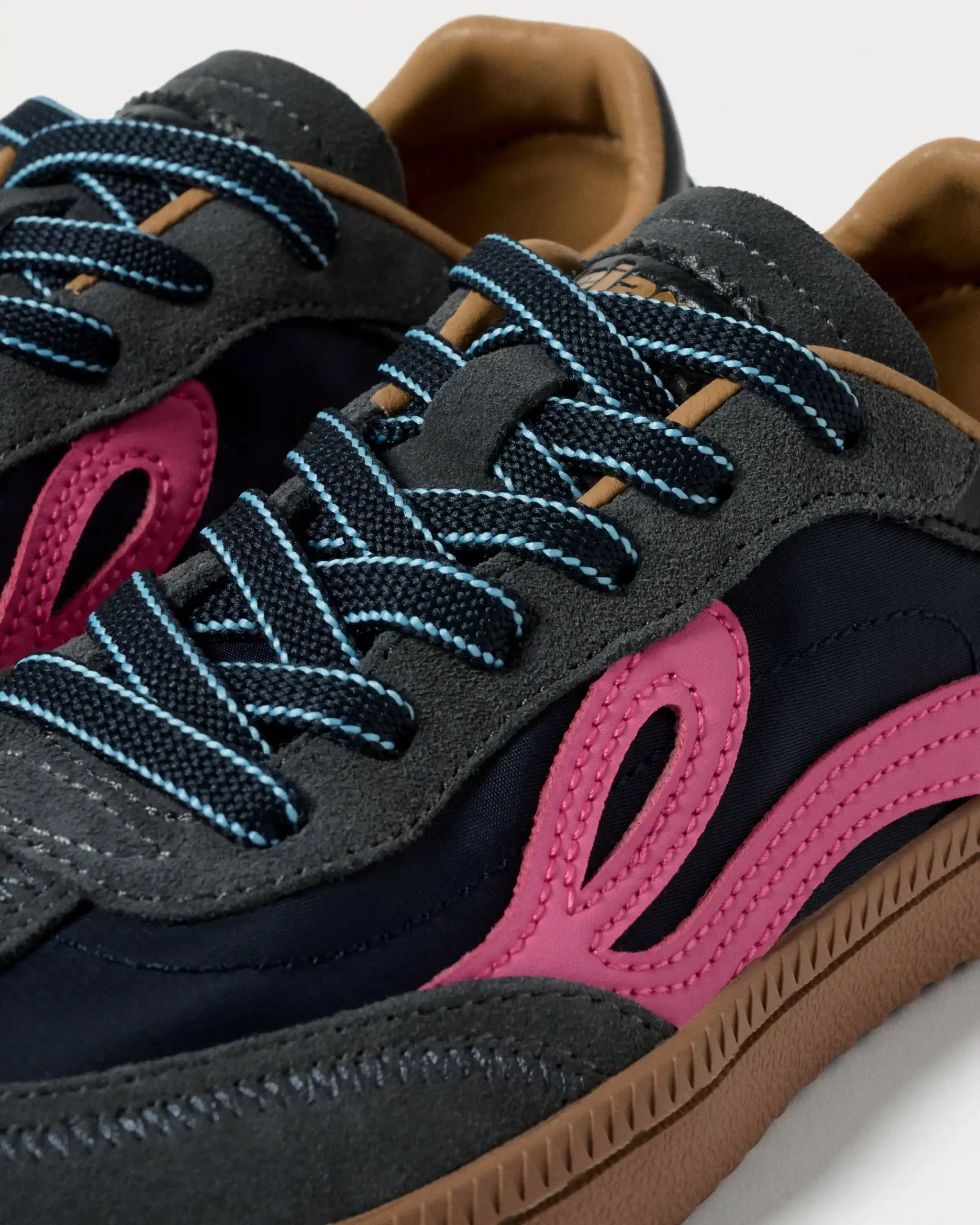 Lejan One – Navy / Electric Pink