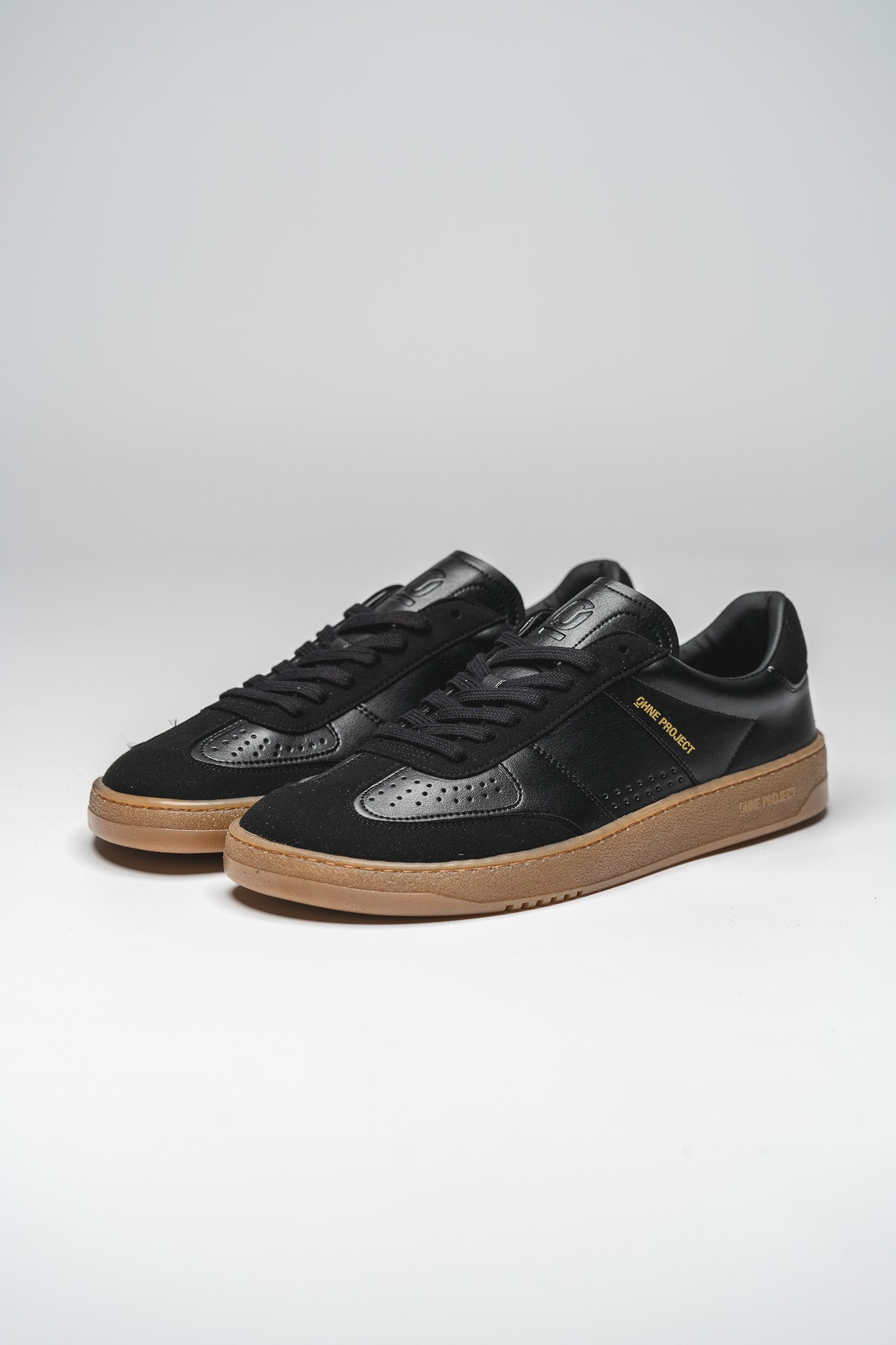 SNEAKER 070 – ALL BLACK