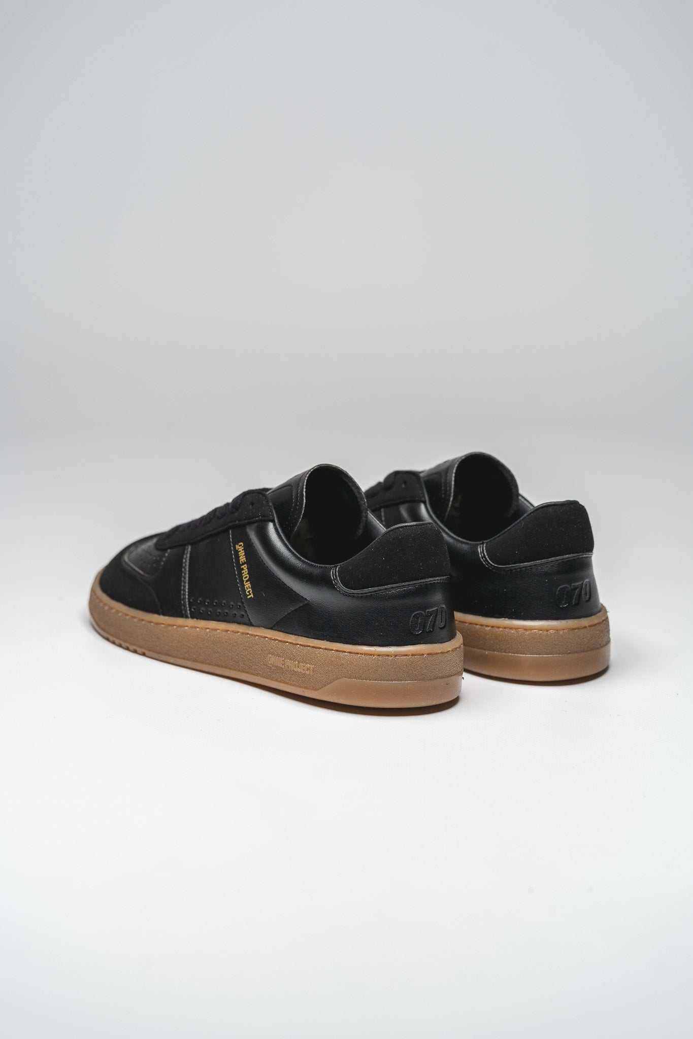 SNEAKER 070 – ALL BLACK