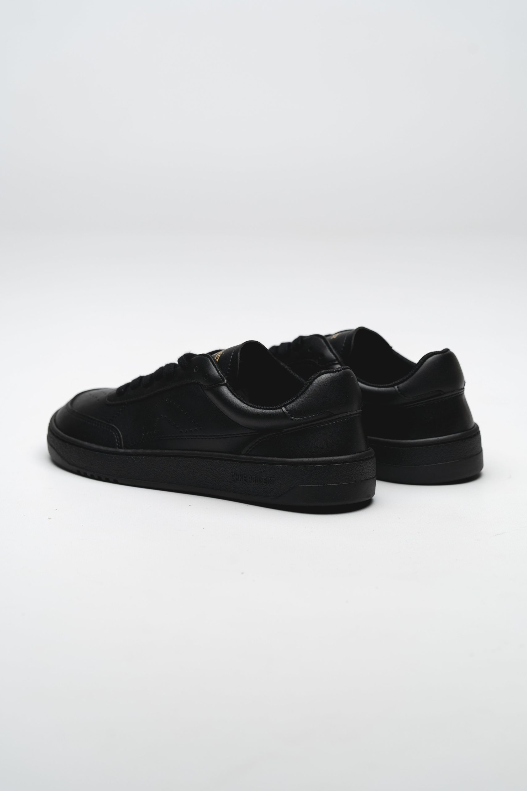 SNEAKER 060 – ALL BLACK