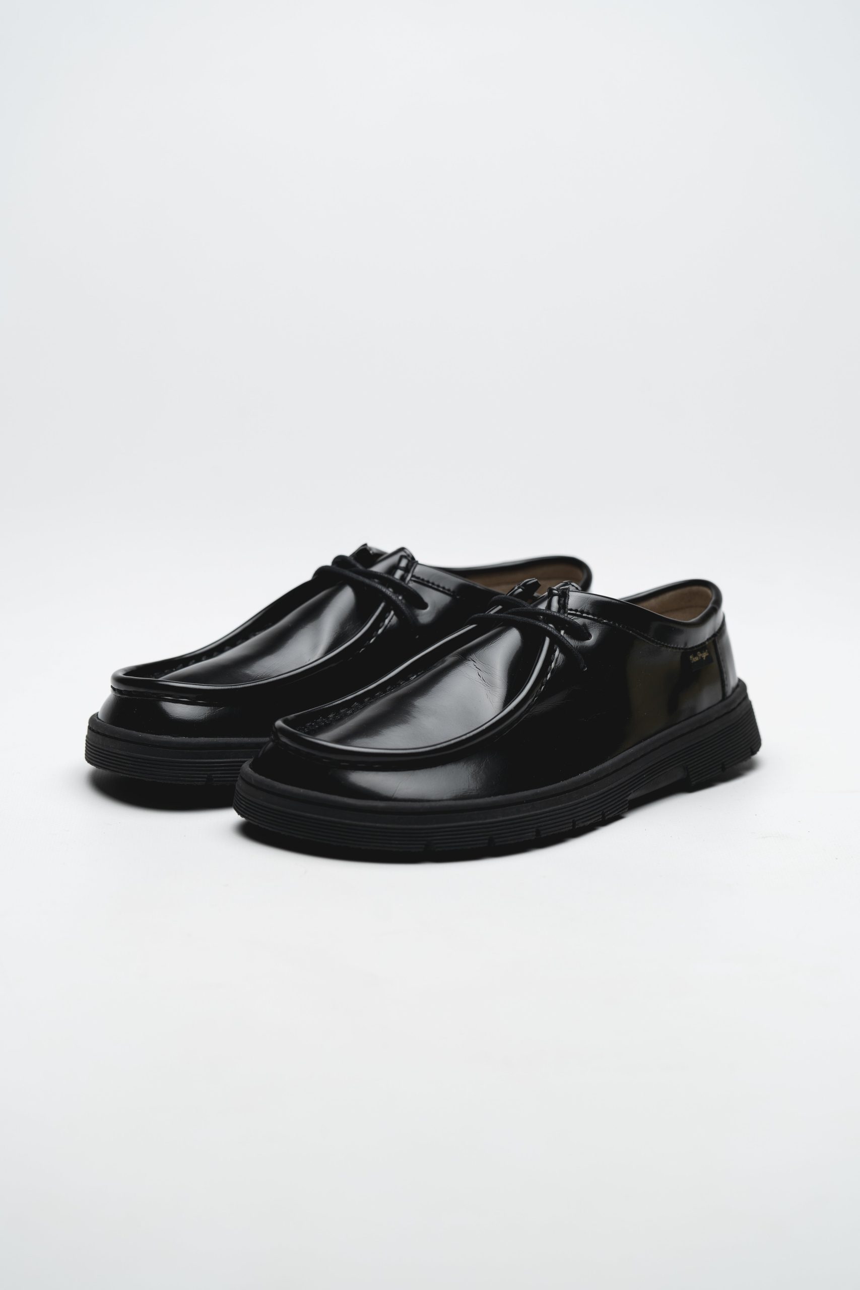 LACE-UP SHOE MILOS – GLOSSY BLACK