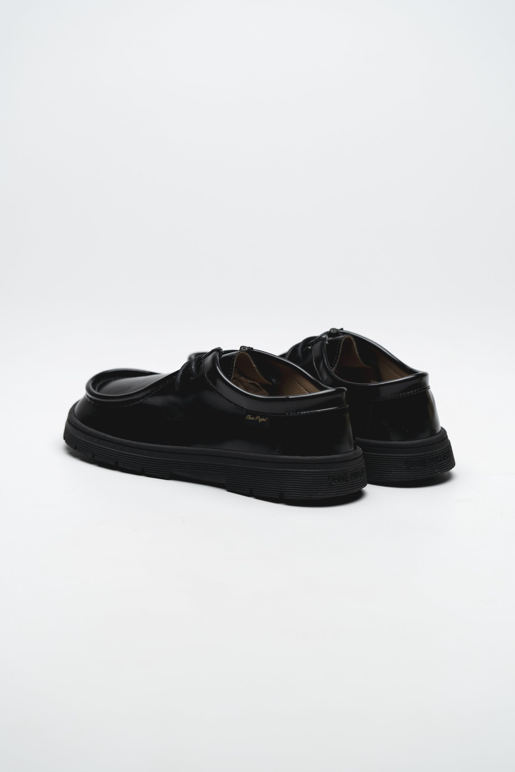LACE-UP SHOE MILOS – GLOSSY BLACK