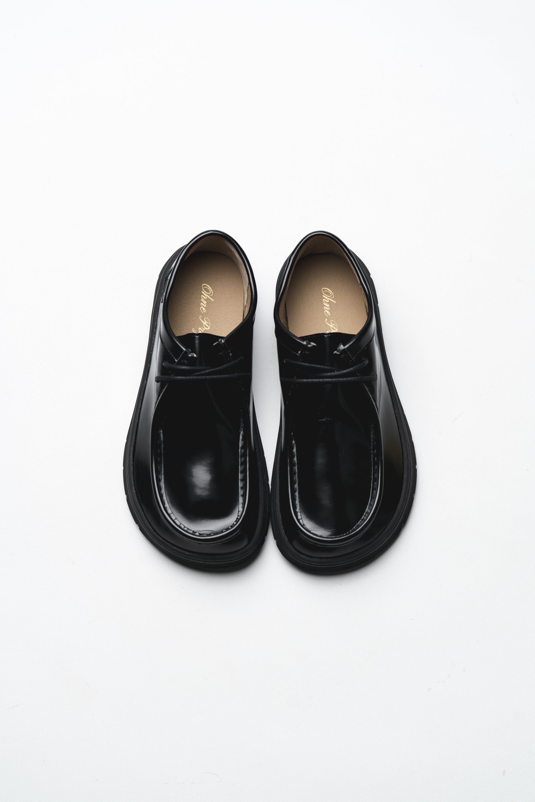 LACE-UP SHOE MILOS – GLOSSY BLACK