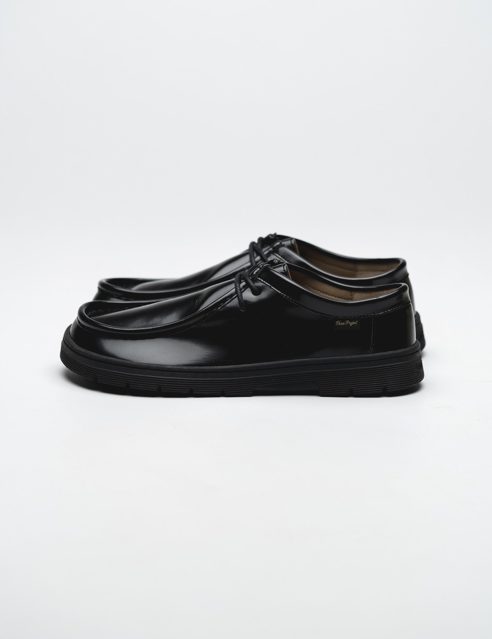 LACE-UP SHOE MILOS – GLOSSY BLACK