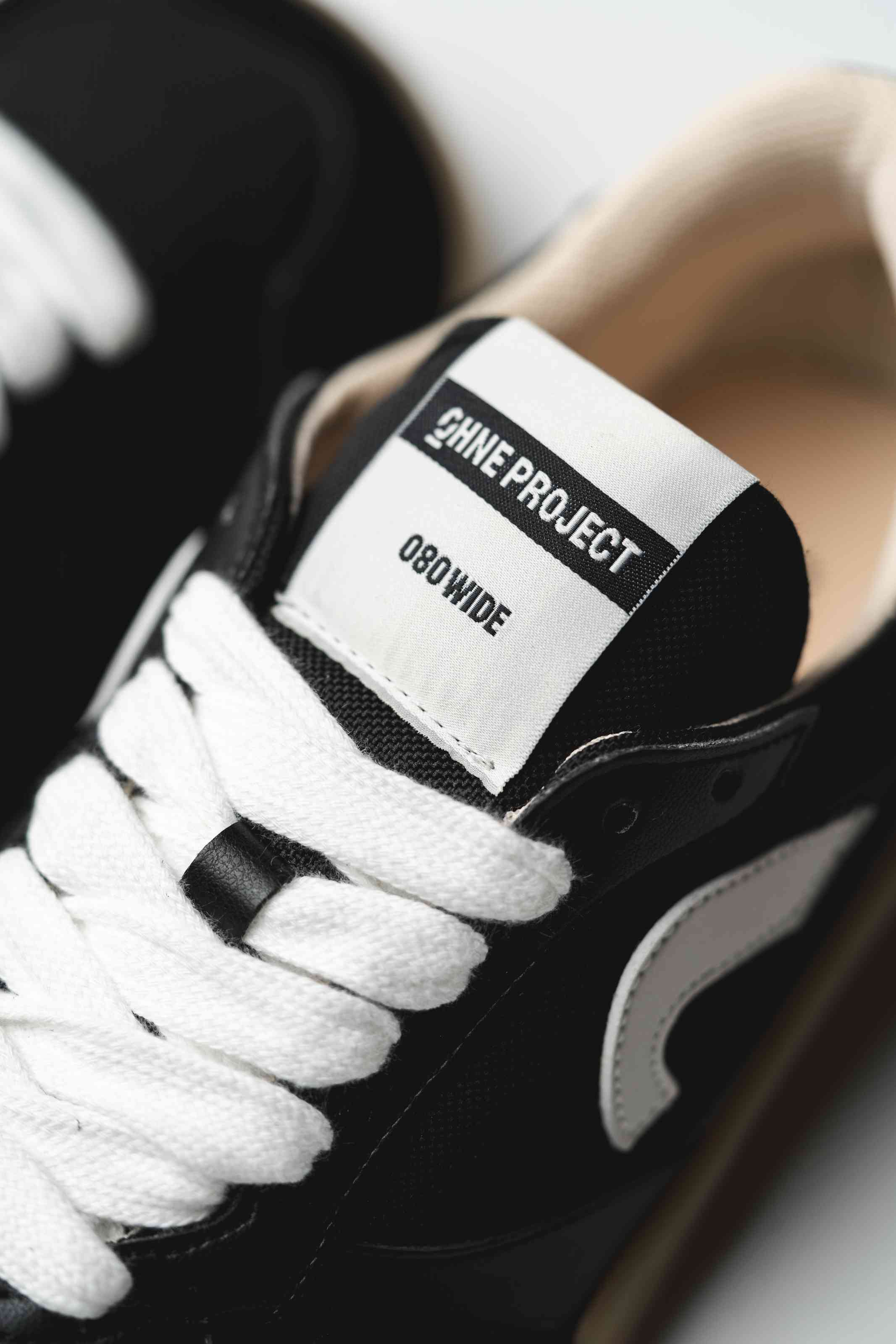 SNEAKER 080 WIDE – BLACK GUM